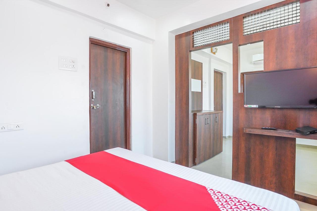 Oyo Flagship 70264 Hotel Vrindavan Mangvadi Exteriör bild